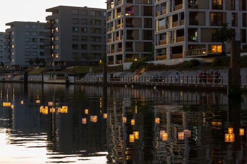 Zoom-In Lampions im Hafenbecken 02