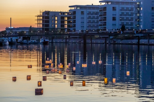 Zoom-In Lampions vor Abendhimmel