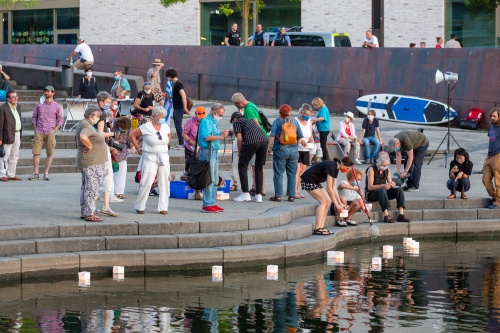 Lampions werden zu Wasser gelassen