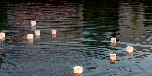 Lampions im Hafenbecken 01