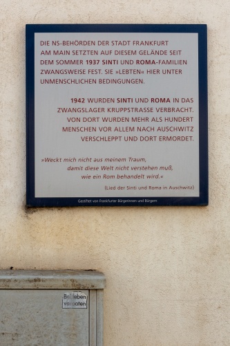 Zoom-In Gedenktafel fuer Sinti und Roma