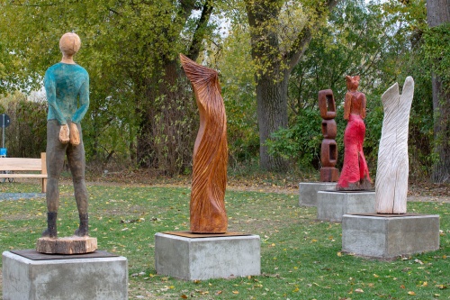 Holzskulpturen am Mainufer in Doernigheim - Teil