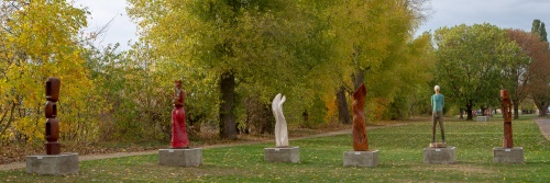 Holzskulpturen am Mainufer in Doernigheim