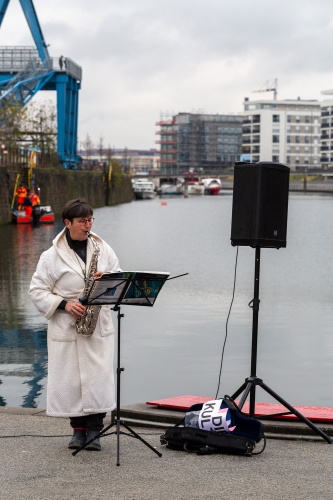 Heike Staedter musiziert fuer Abruestung