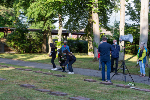 Schülerinnen gedenken der toten Kinder von Zwangsarbeiterinnen