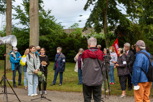 Schülerinnen gedenken mit Blumen und Kerzen