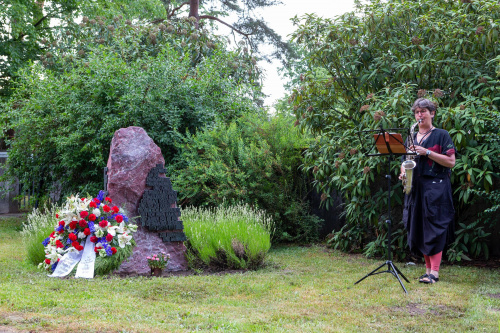 Heike Staedter musiziert am Gedenkstein