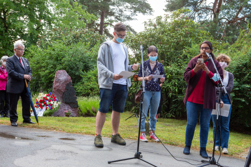Jugendliche rezitieren Lebensbedingungen der Zwangsarbeiter*innen 1