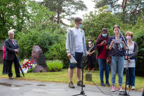 Jugendliche rezitieren Lebensbedingungen der Zwangsarbeiter*innen 2
