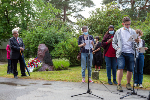 Jugendliche rezitieren Lebensbedingungen der Zwangsarbeiter*innen 3