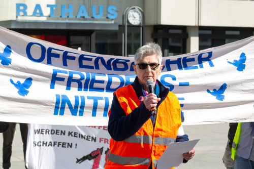 Emma Gros verliest die Grußbotschaft von OB Schwenke