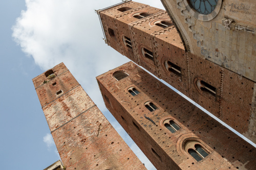 Kampanile der Kathedrale und zwei Geschlechtertuerme