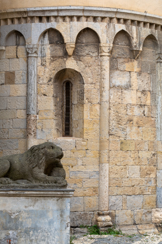 Loewe an der Kathedrale St. Michael