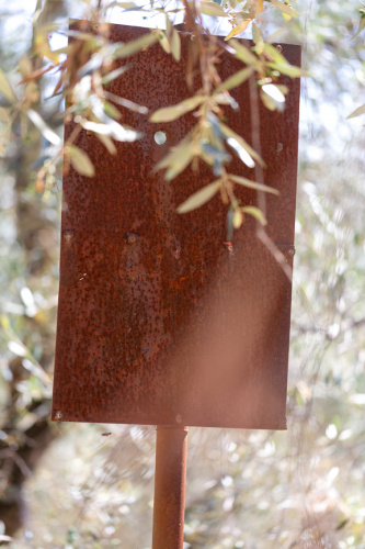 Schild mit Schussloch