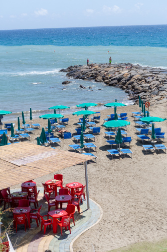 san Lozenzo al Mare - Blauer Strand mit roter Bar