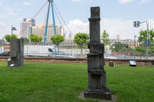 Fritz Wotruba, Grosse stehende Figur-2