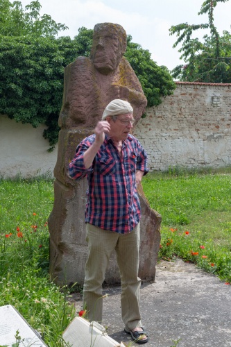 Friedhelm Welge erlaeutert den Entstehungsprozess der Skulptur -Sich Windender--2