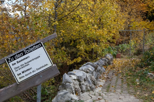 Zu den Toiletten