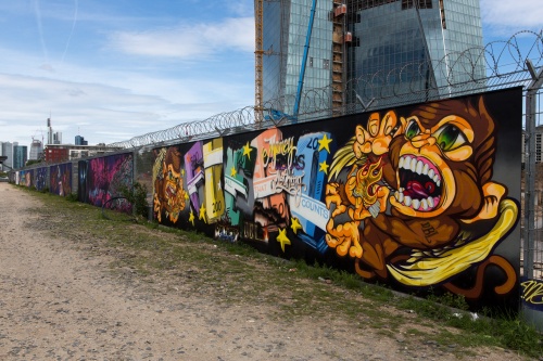 Graffiti am EZB-Zaun