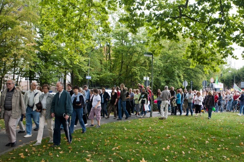 Menschenkette gegen Fluglaerm-13