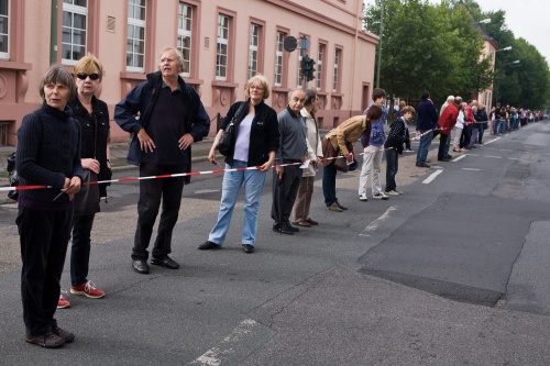 Menschenkette gegen Fluglaerm