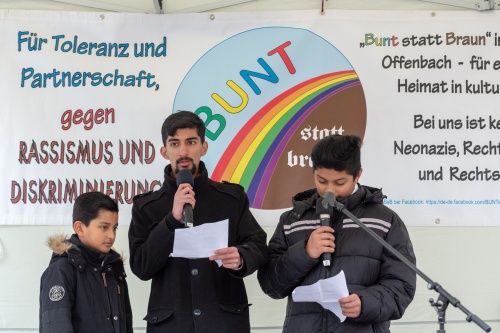 Kinder aus der Ahmadiyya-Gemeinde tragen ein Friedensgedicht vor