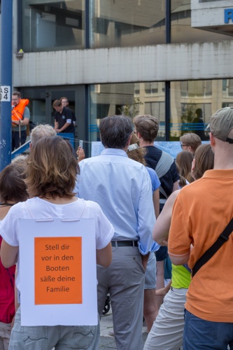 Stell dir vor in den Booten saesse deine Familie