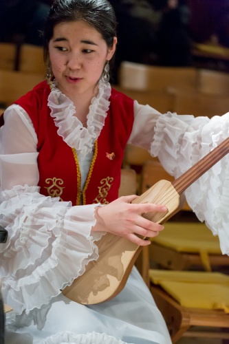 Nurzat Chyntemirova, mit Komuz, dem kirgisischen Nationalinstrument-3