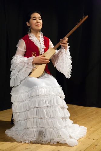 Nurzat Chyntemirova, mit Komuz, dem kirgisischen Nationalinstrument