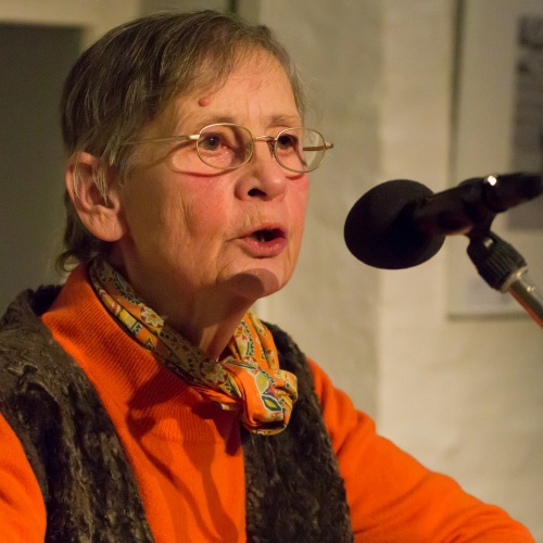 Gisela Kramm rezitiert Heines Gedicht zum „Dichter Firdusi“