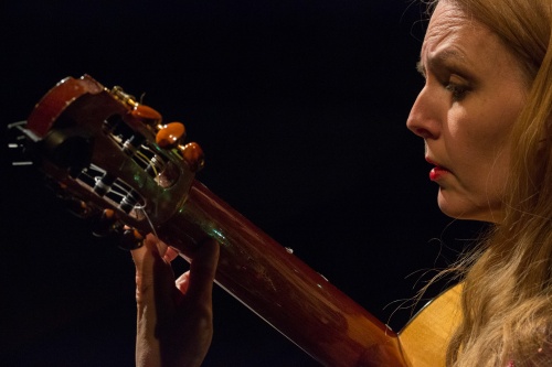 Heike Matthiesen an der Gitarre 2