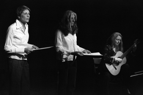 Sabine Scholz, Ulrike Happel und Heike Matthiesen an der Gitarre