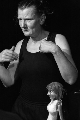 Christiane Klatt mit Puppe