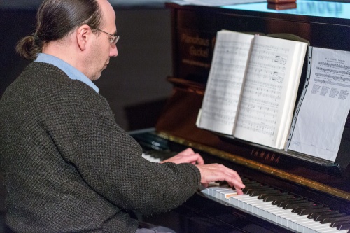 Manuel Mendez am Klavier spielt Robert Schumann