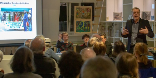 Vergrößern Dr. Stefan Soltek - Museumsleiter - begruesst das Publikum