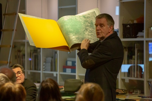 Vergrößern Dr. Stefan Soltek - Museumsleiter - praesentiert ein Buchunikat zum Thema Frieden