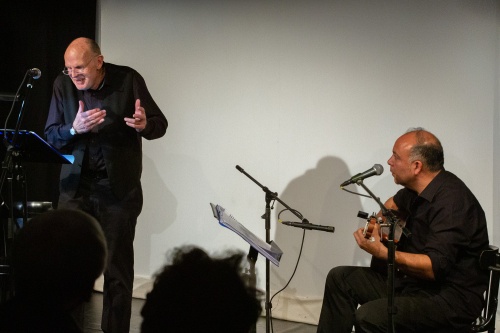 Bernd P. R. Winter (Rezitation), Rey Valencia (Gesang, Gitarre)