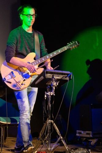Sebastian Bender Gitarre und Schlagzeug