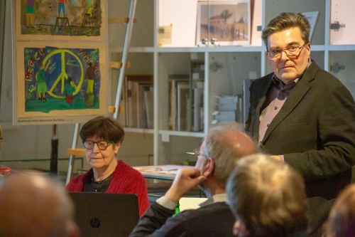 Vergrößern Klaus Hartmann referiert zu Eine neue Kriegsgefahr-