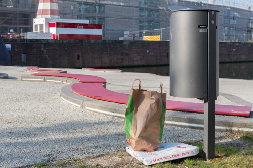 Rote Linien an Muell