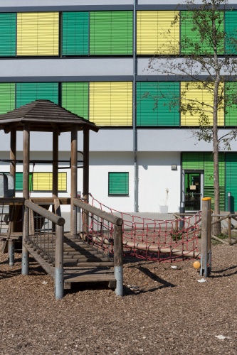 Spielgeraet und Fassade