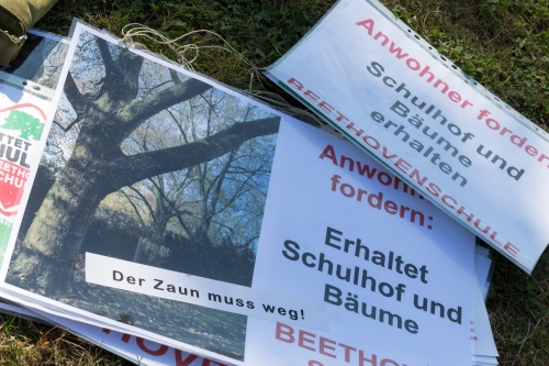 Anwohner fordern-Schulhof und Baeume erhalten-Beethovenschule