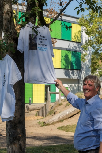 Hermann Gaffga praesentiert T-Shirt der Beethoveninitiative