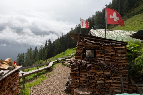 Holzstapel mit Fenster und Flaggen