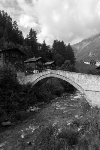 Vergrößern Historische Steinbruecke von 1564 ueber die Binna