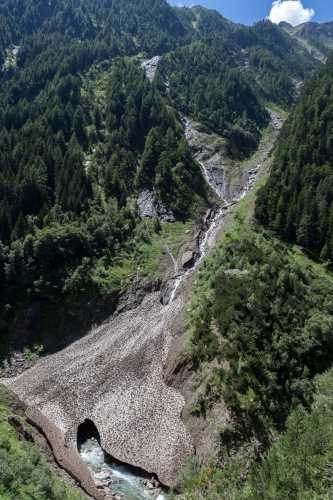 Vergrößern Lawinenreste ueber der Binna im August-2