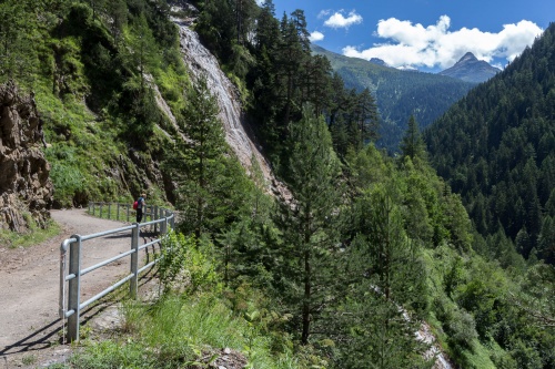 Vergrößern Twingi-Weg mit Wasserfall