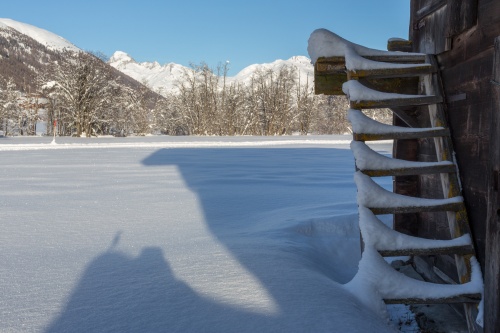 Stadel mit Treppe und langem Schatten