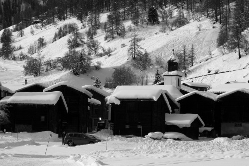 Stadel und Kirche in Geschinen