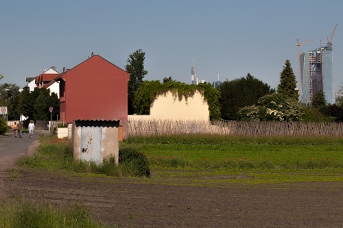 Dorf mit Hochhaus